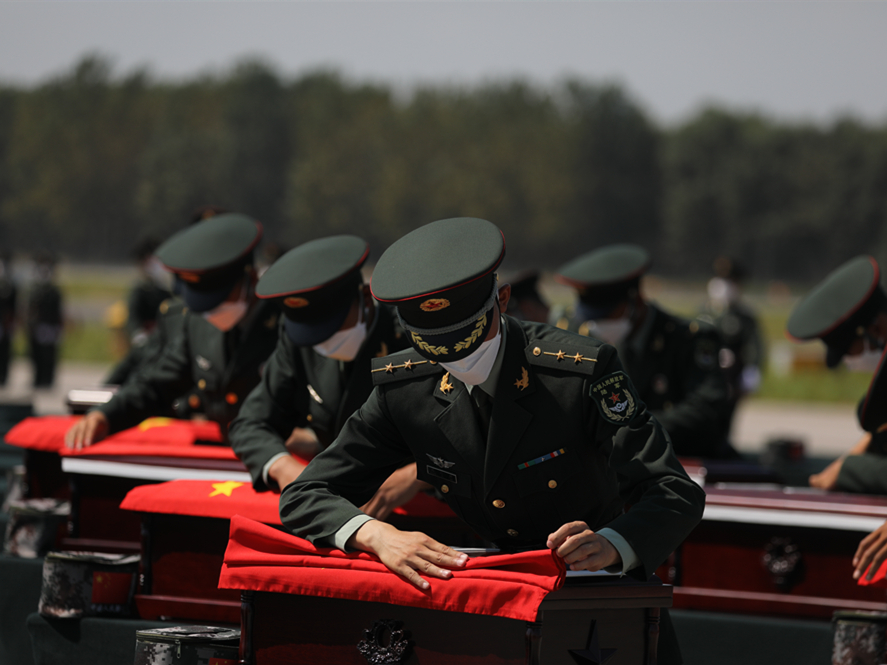 英雄回家丨第八批在韓志愿軍烈士遺骸歸國-現(xiàn)場(chǎng)圖