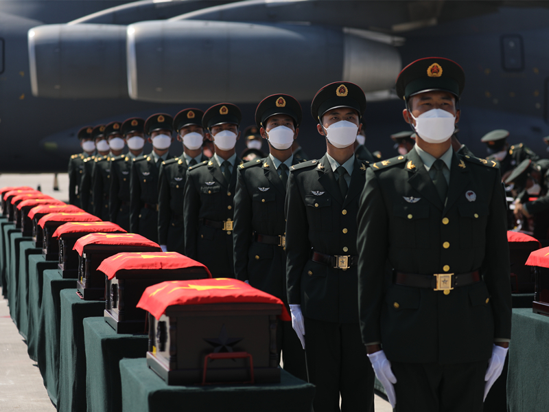 英雄回家丨第八批在韓志愿軍烈士遺骸歸國-現(xiàn)場(chǎng)圖