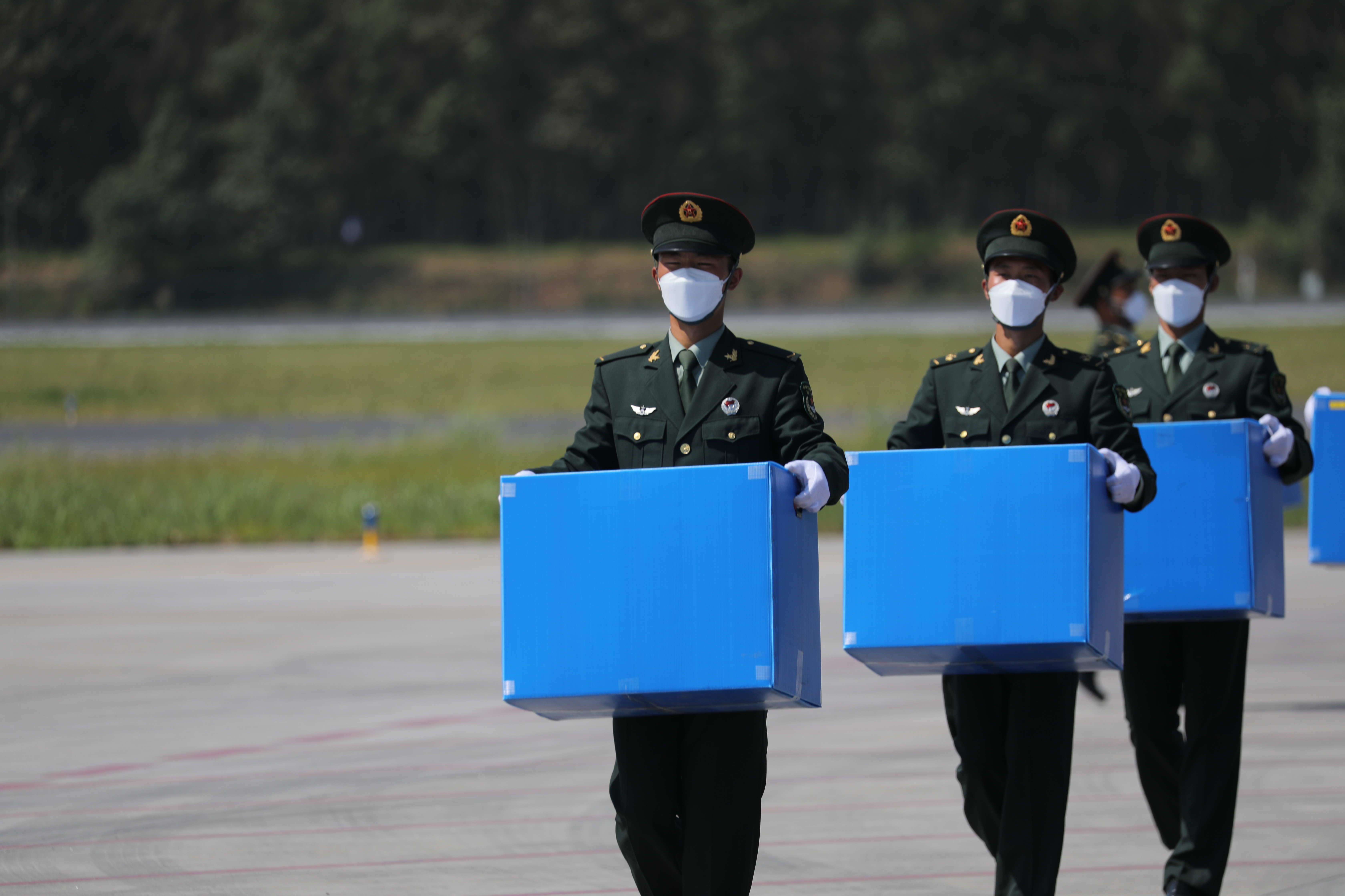 英雄回家丨第八批在韓志愿軍烈士遺骸歸國(guó)-現(xiàn)場(chǎng)圖2.jpg