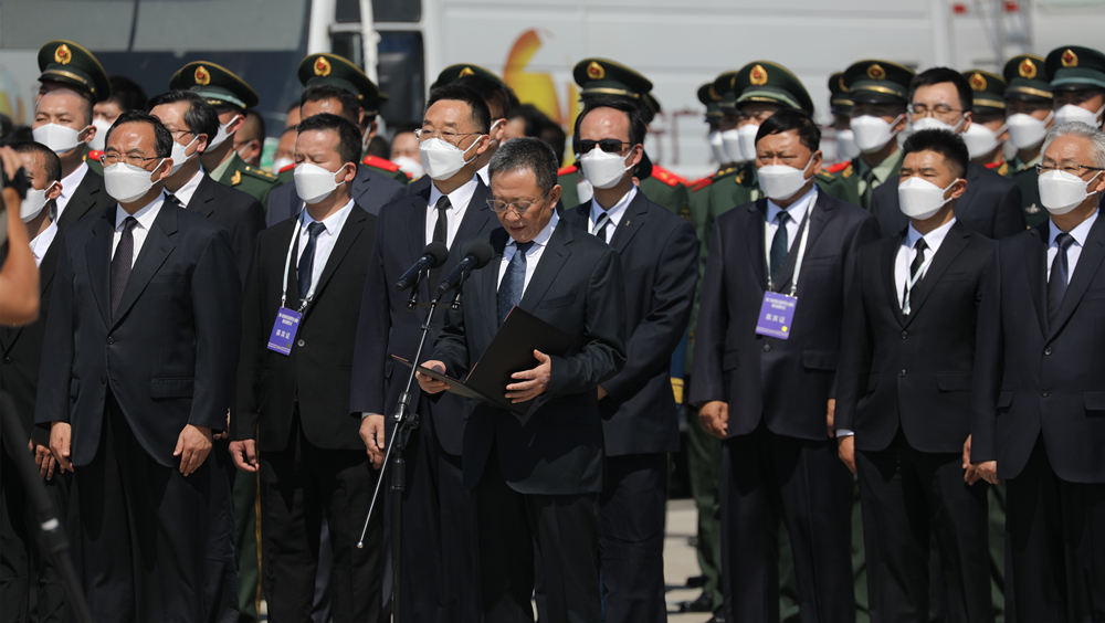 第八批在韓中國人民志愿軍烈士遺骸回國 退役軍人事務(wù)部部長(zhǎng)孫紹騁主持迎回儀式